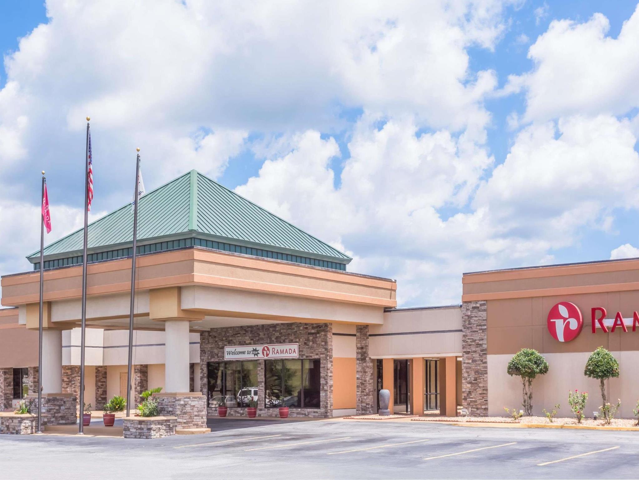 Ramada By Wyndham Macon Hotel Bagian luar foto
