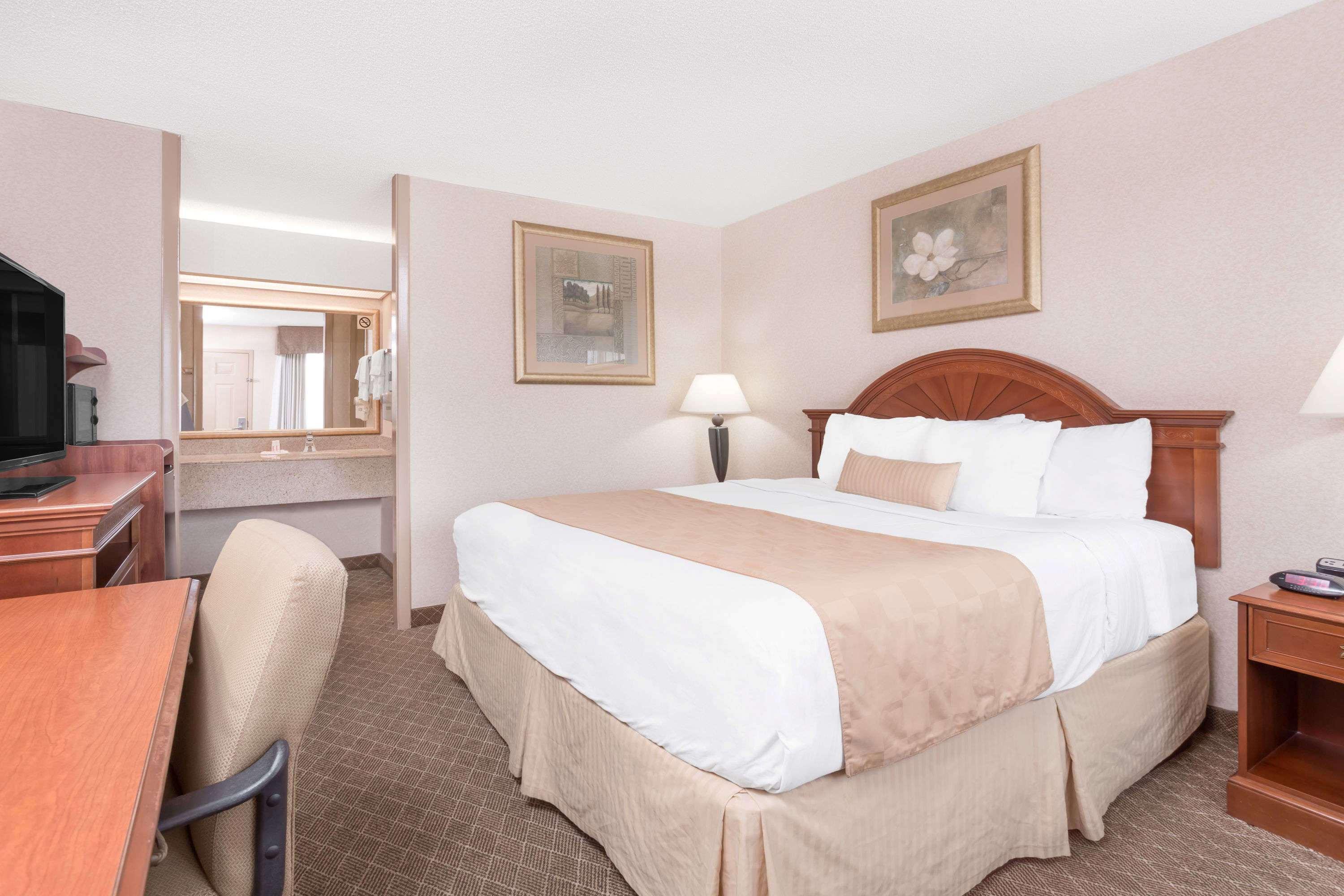 Ramada By Wyndham Macon Hotel Bagian luar foto