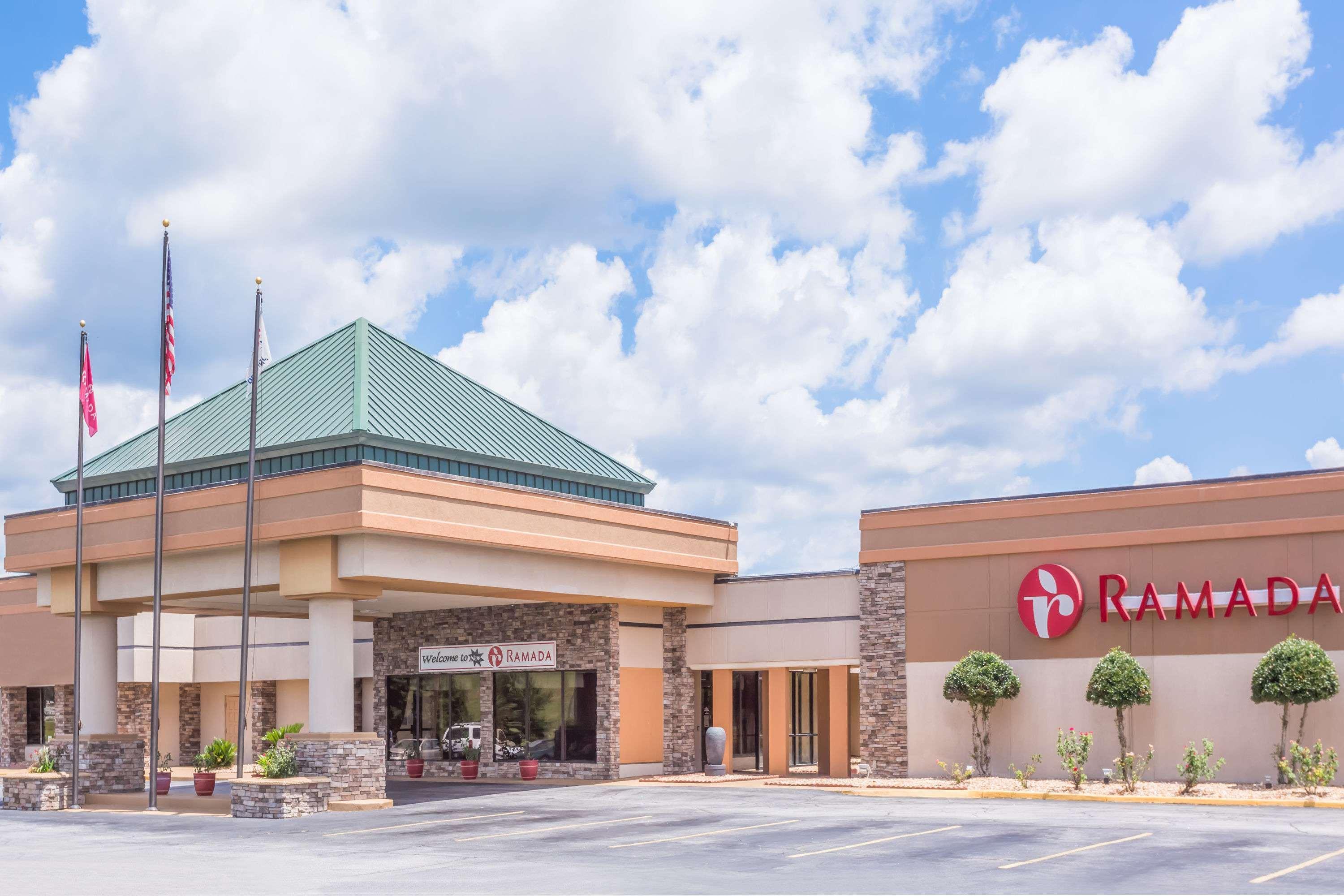Ramada By Wyndham Macon Hotel Bagian luar foto