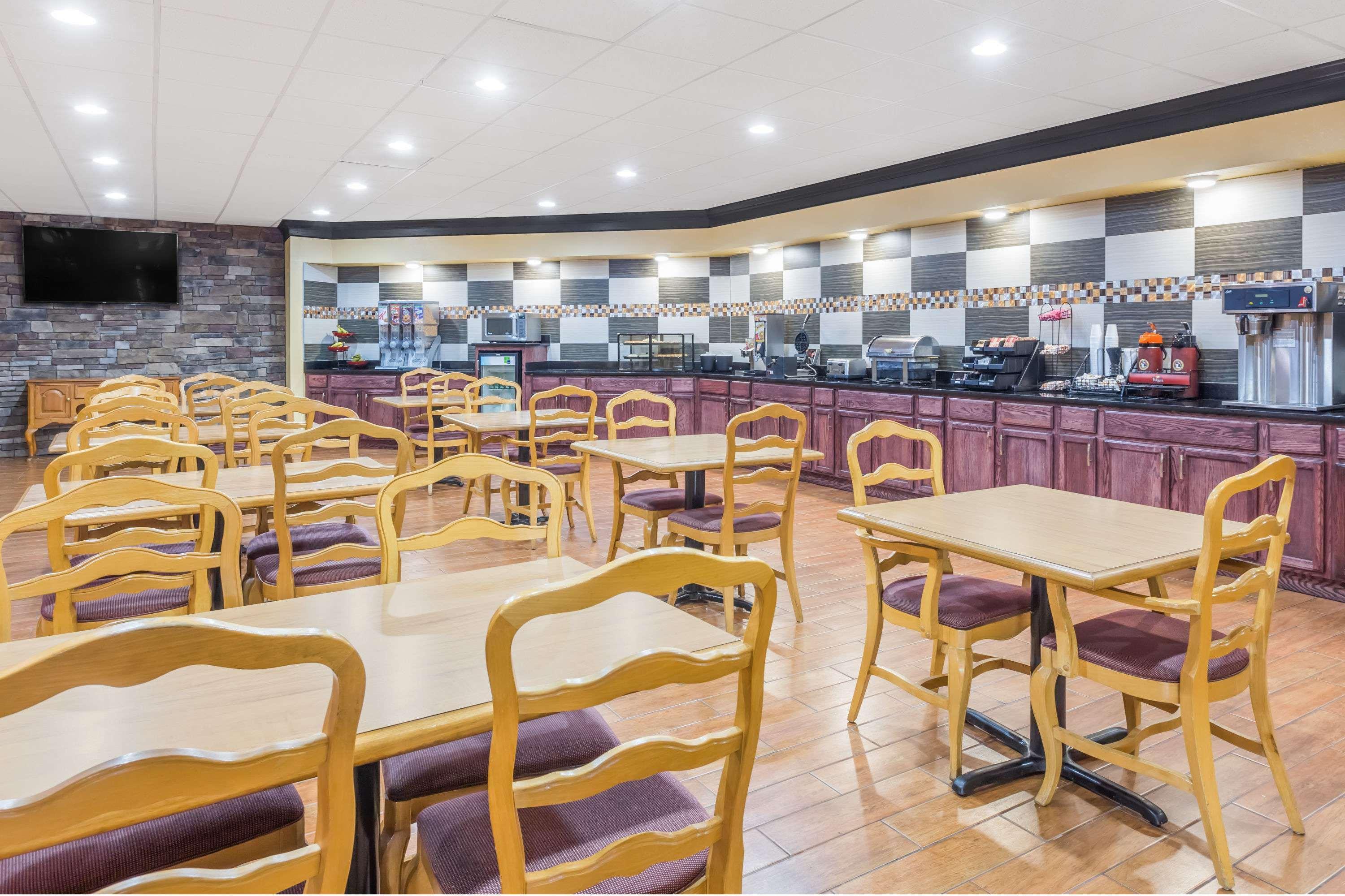Ramada By Wyndham Macon Hotel Bagian luar foto