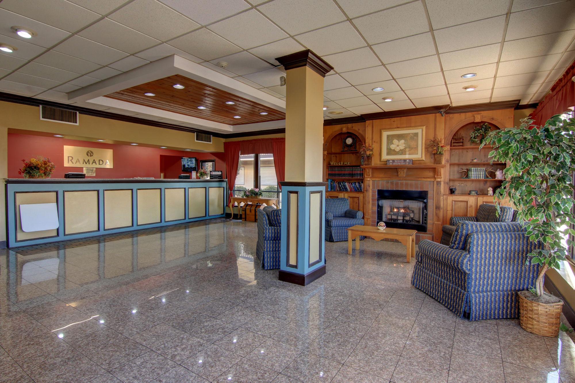 Ramada By Wyndham Macon Hotel Bagian luar foto