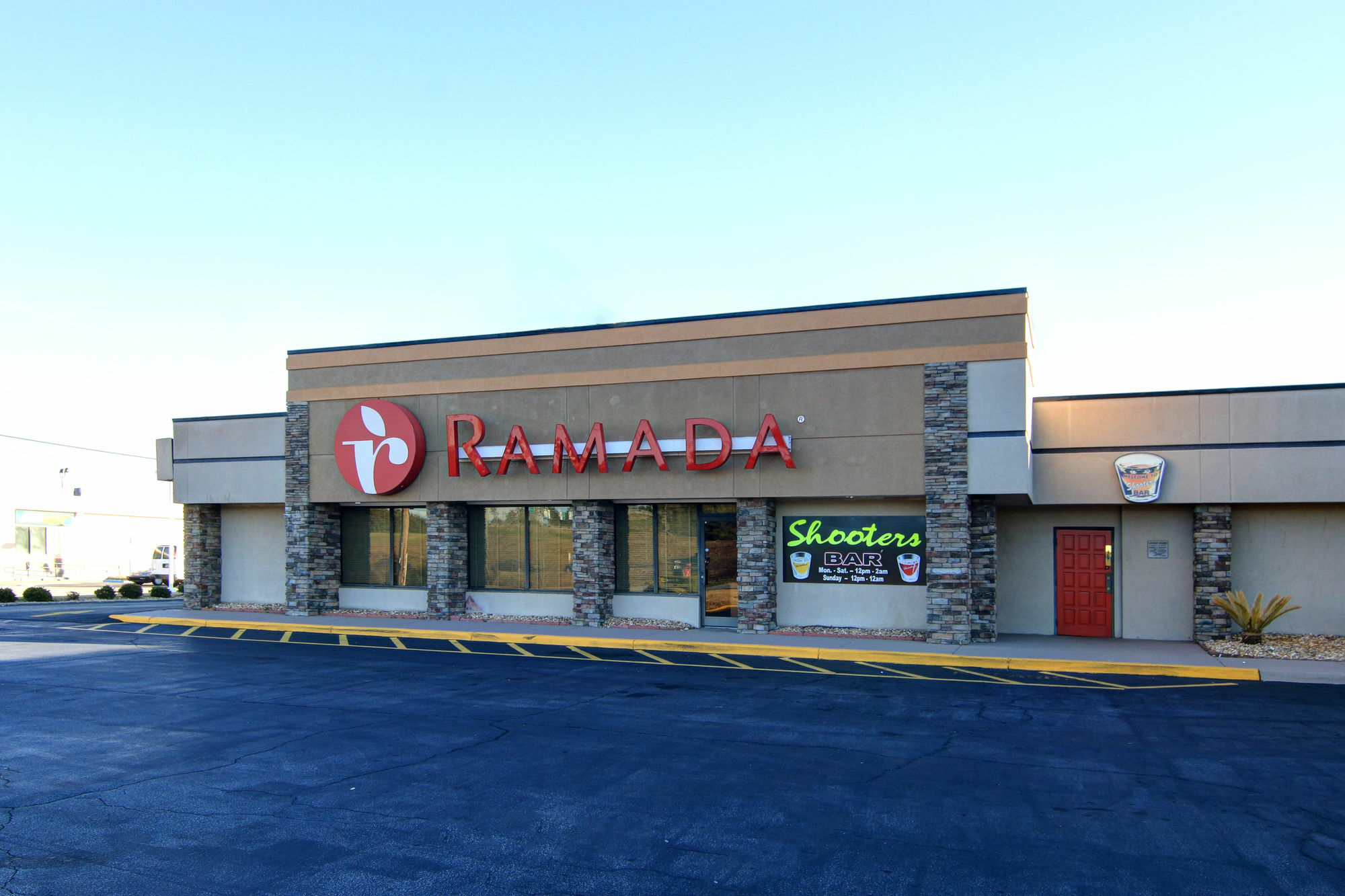 Ramada By Wyndham Macon Hotel Bagian luar foto