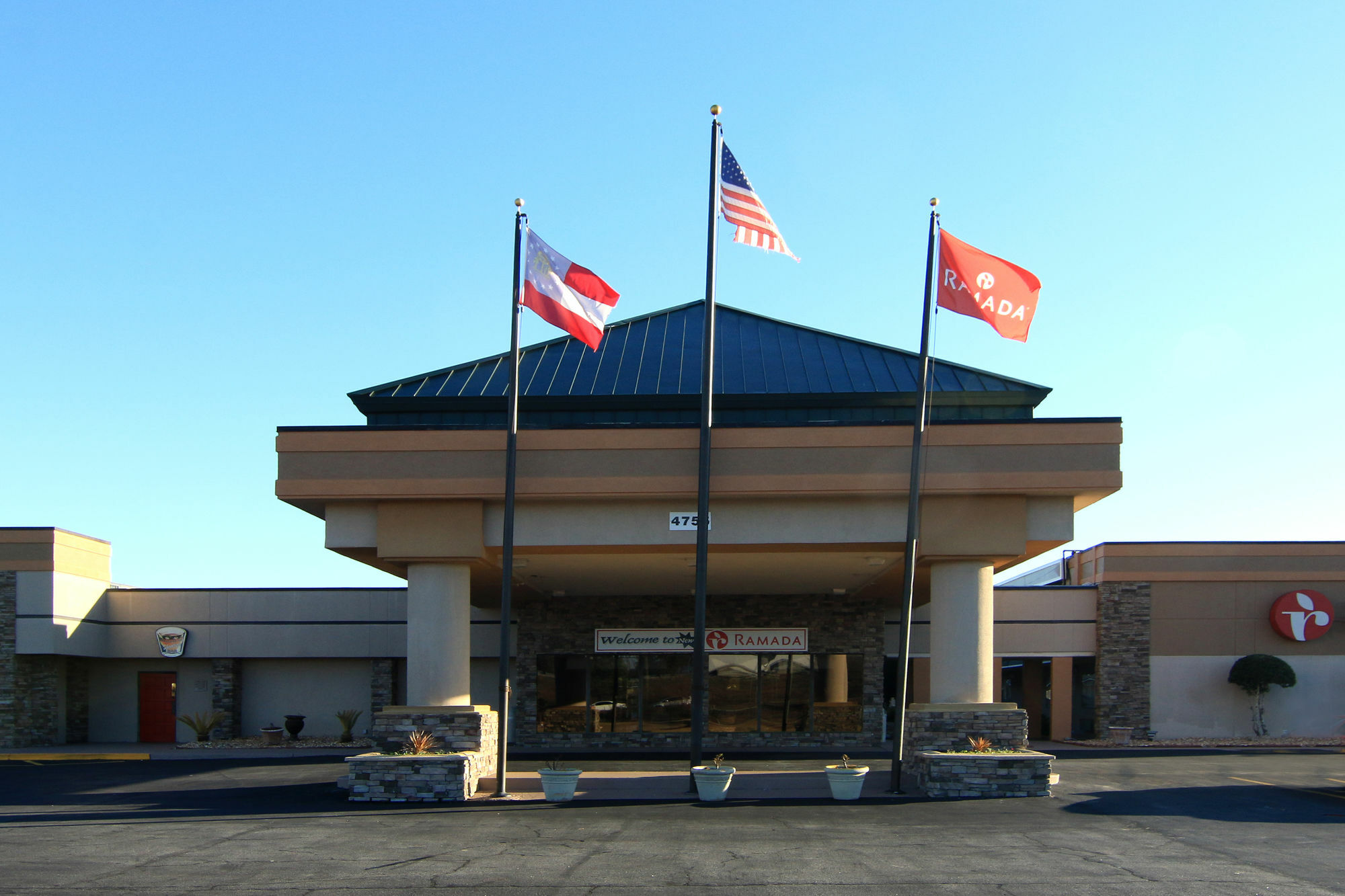 Ramada By Wyndham Macon Hotel Bagian luar foto